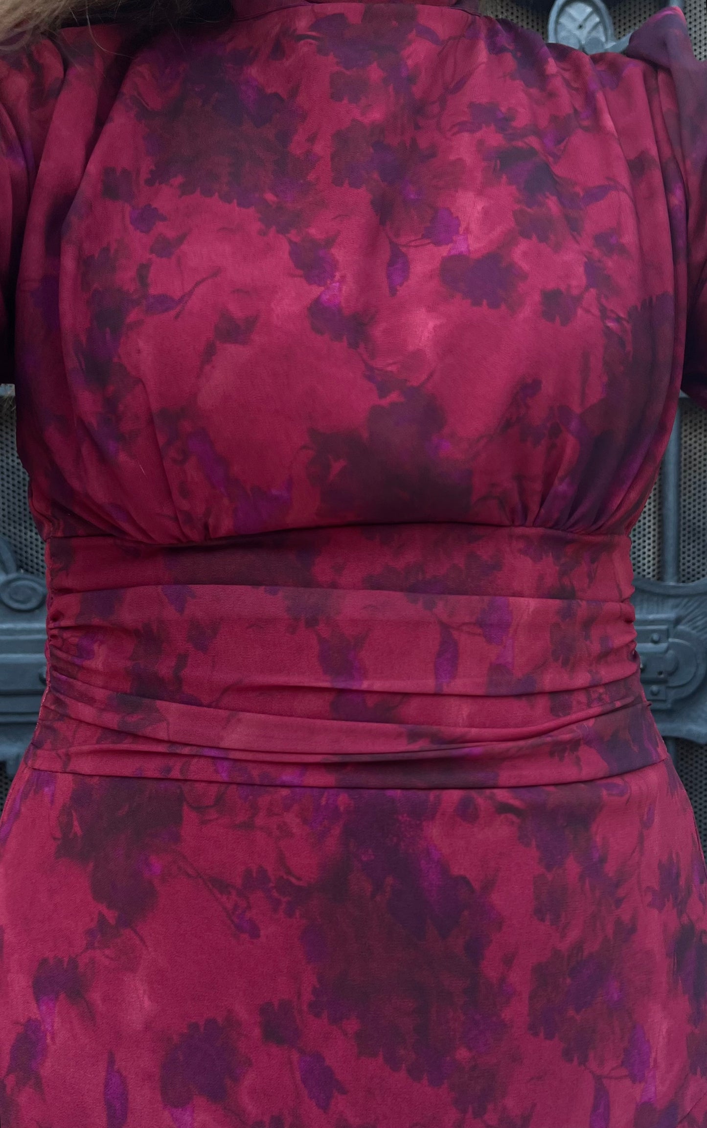 Vestido fluido con volantes y cintura ajustable