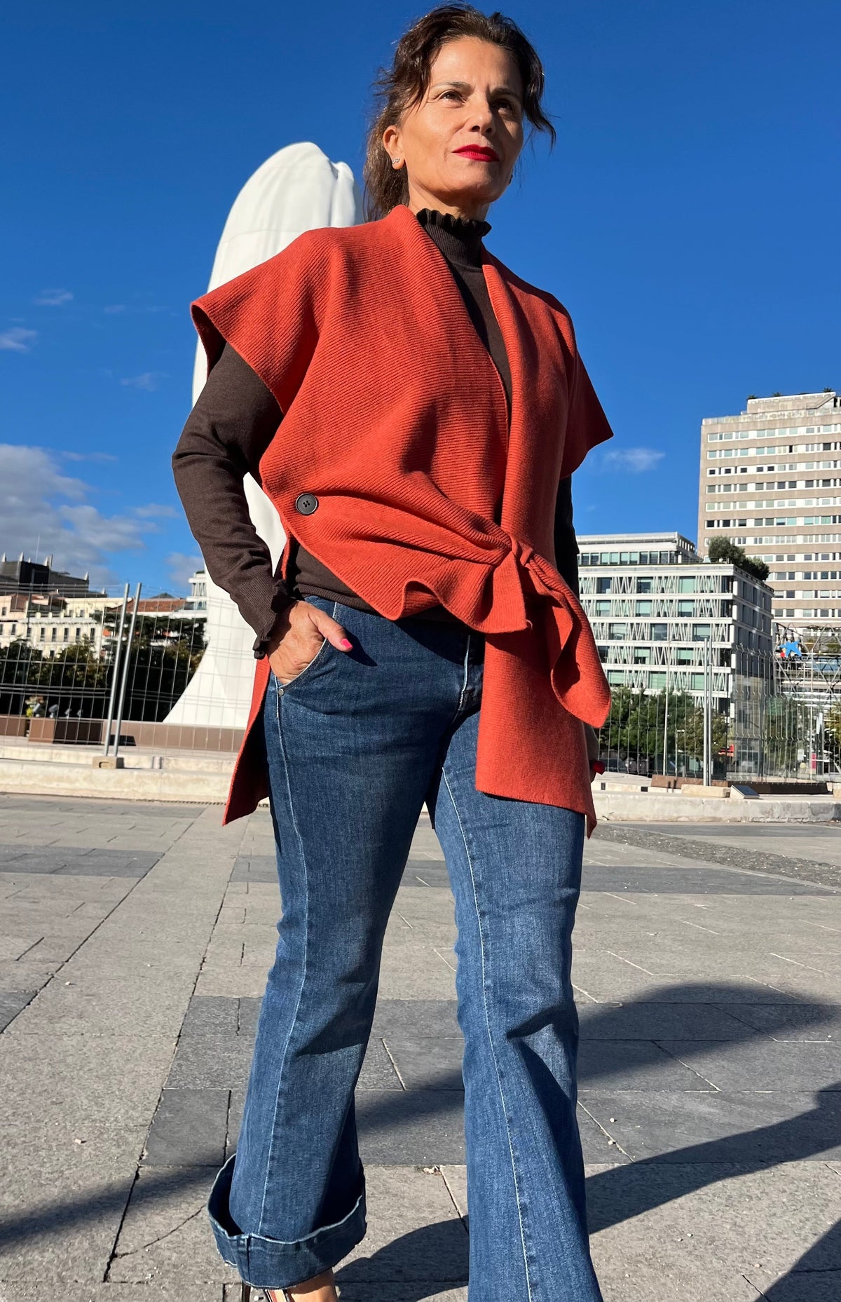Capa de punto teja con lazada delantera