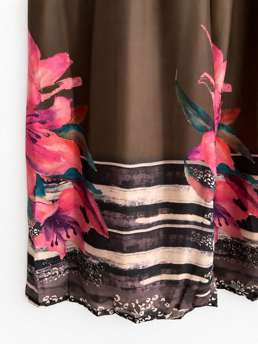 Pantalón fluido chocolate con flores rosas
