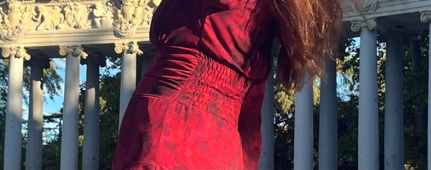 Vestido fluido con volantes y cintura ajustable