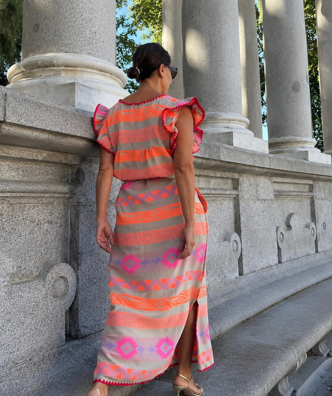 Vestido largo étnico coral flúor con bolsillos – imagen 5