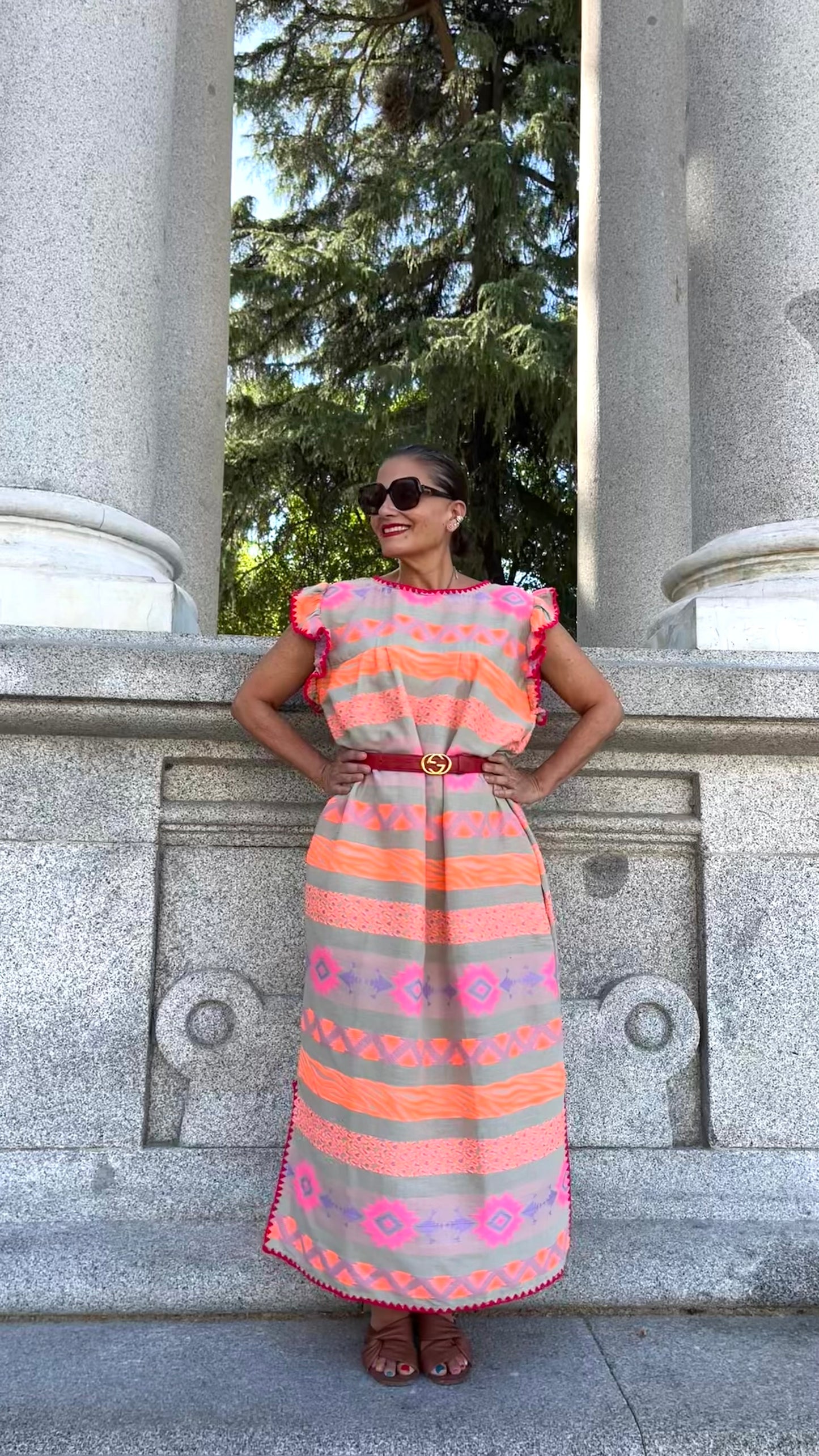 Vestido largo estampado étnico coral flúor con bolsillos