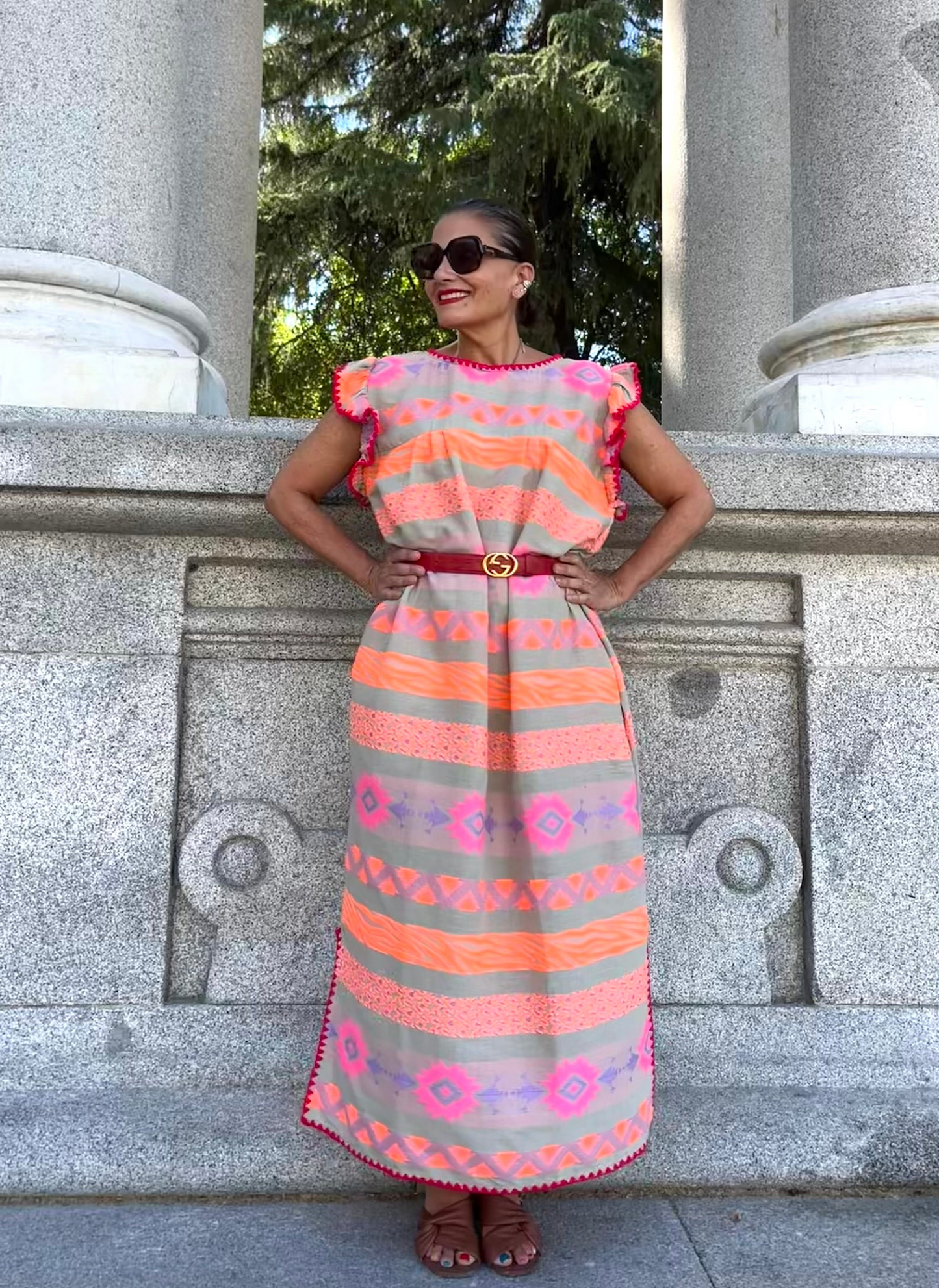 Vestido largo estampado étnico coral flúor con bolsillos