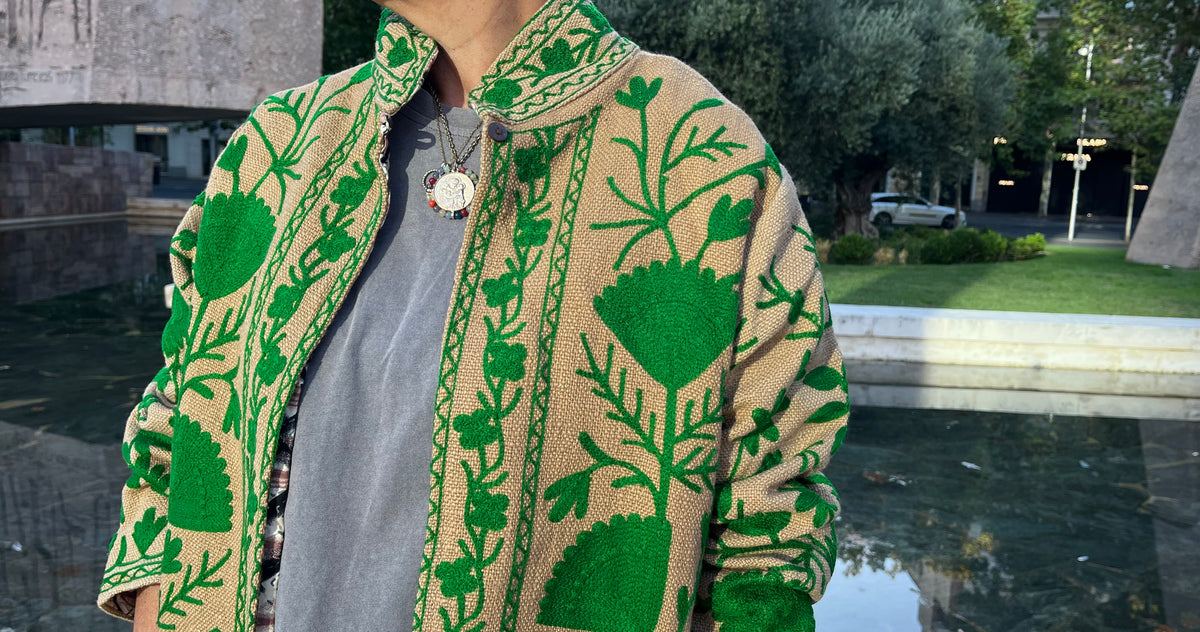 Chaqueta de algodón beige bordada en verde