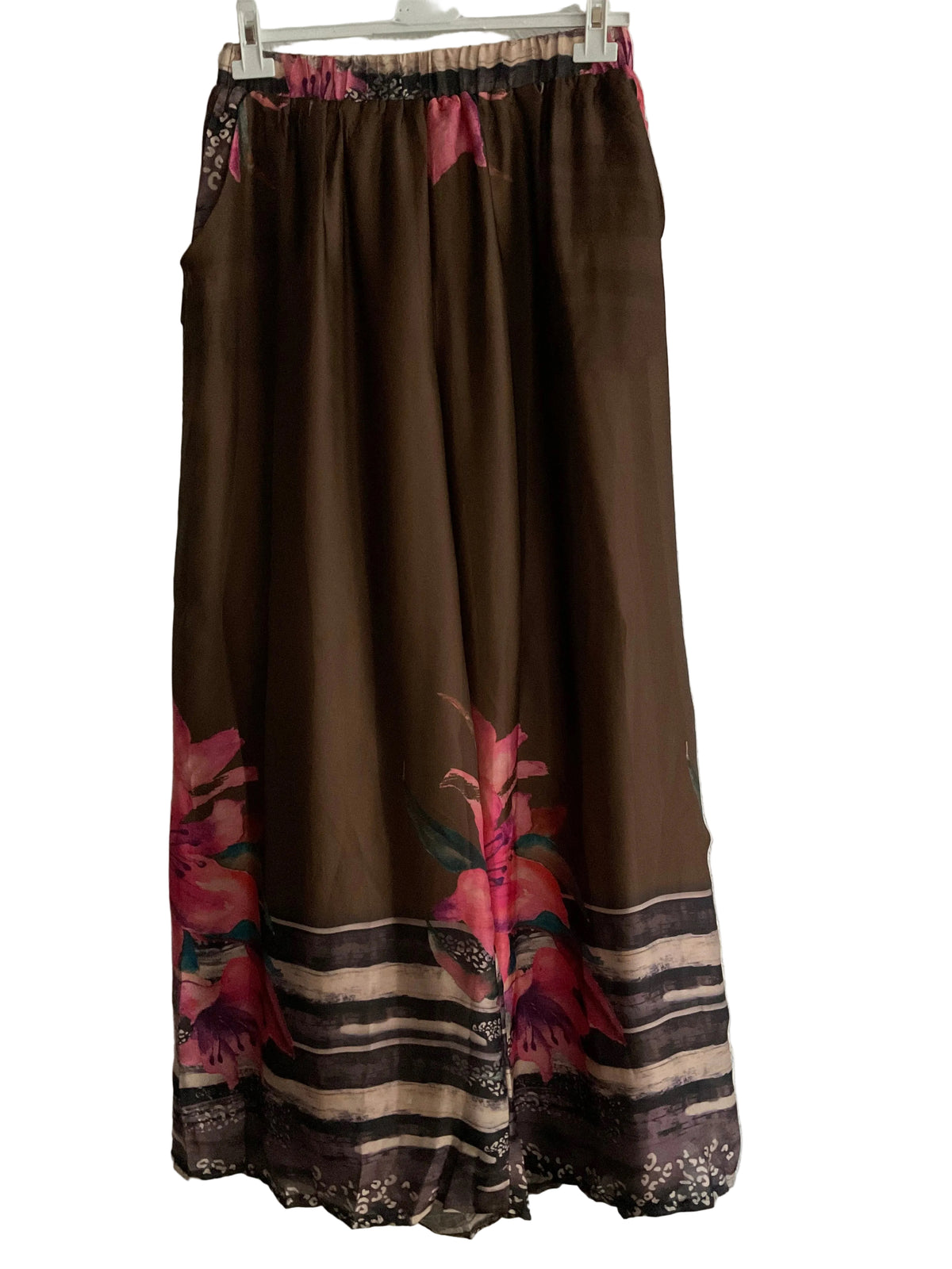 Pantalón fluido chocolate con flores rosas