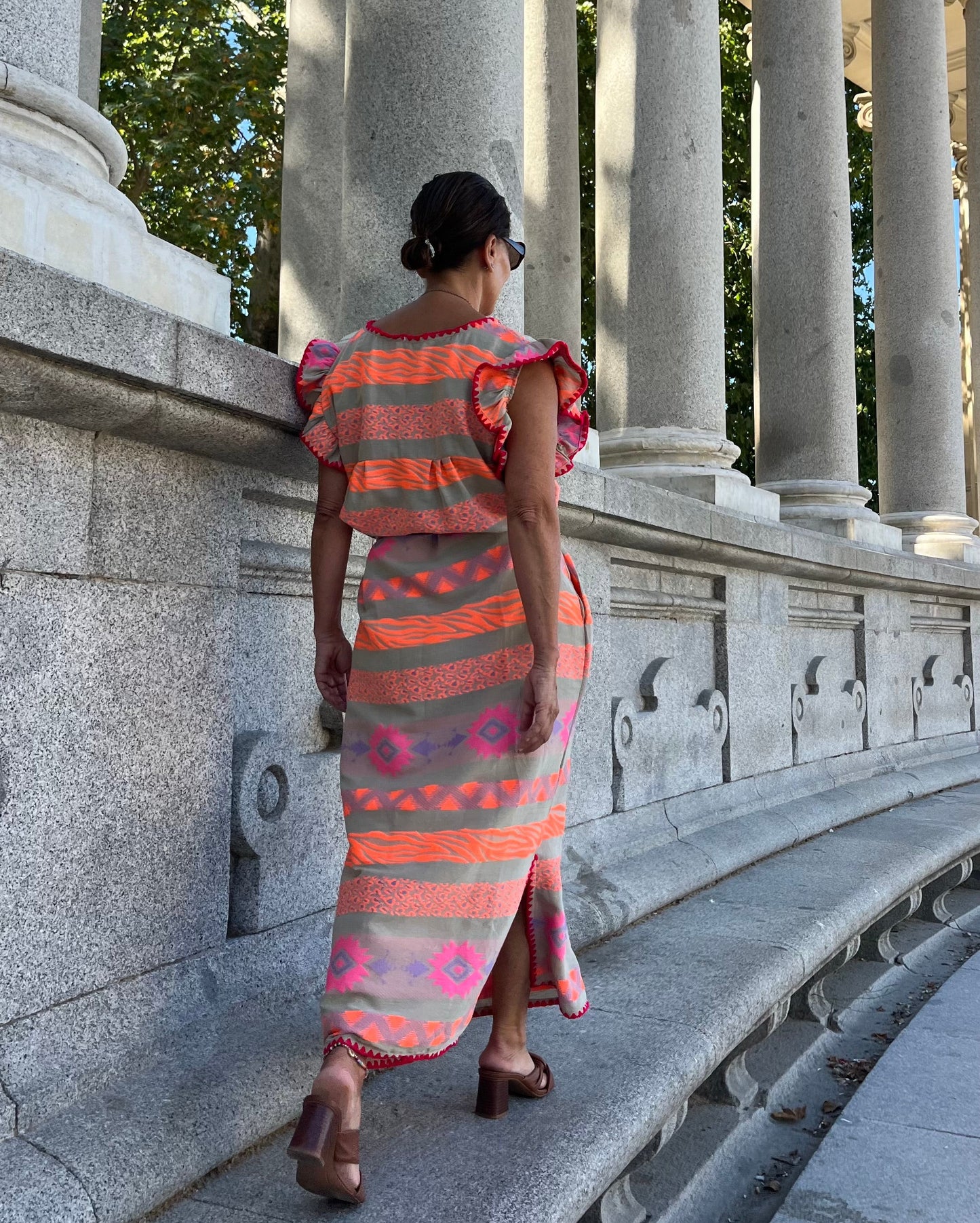Vestido largo estampado étnico coral flúor con bolsillos