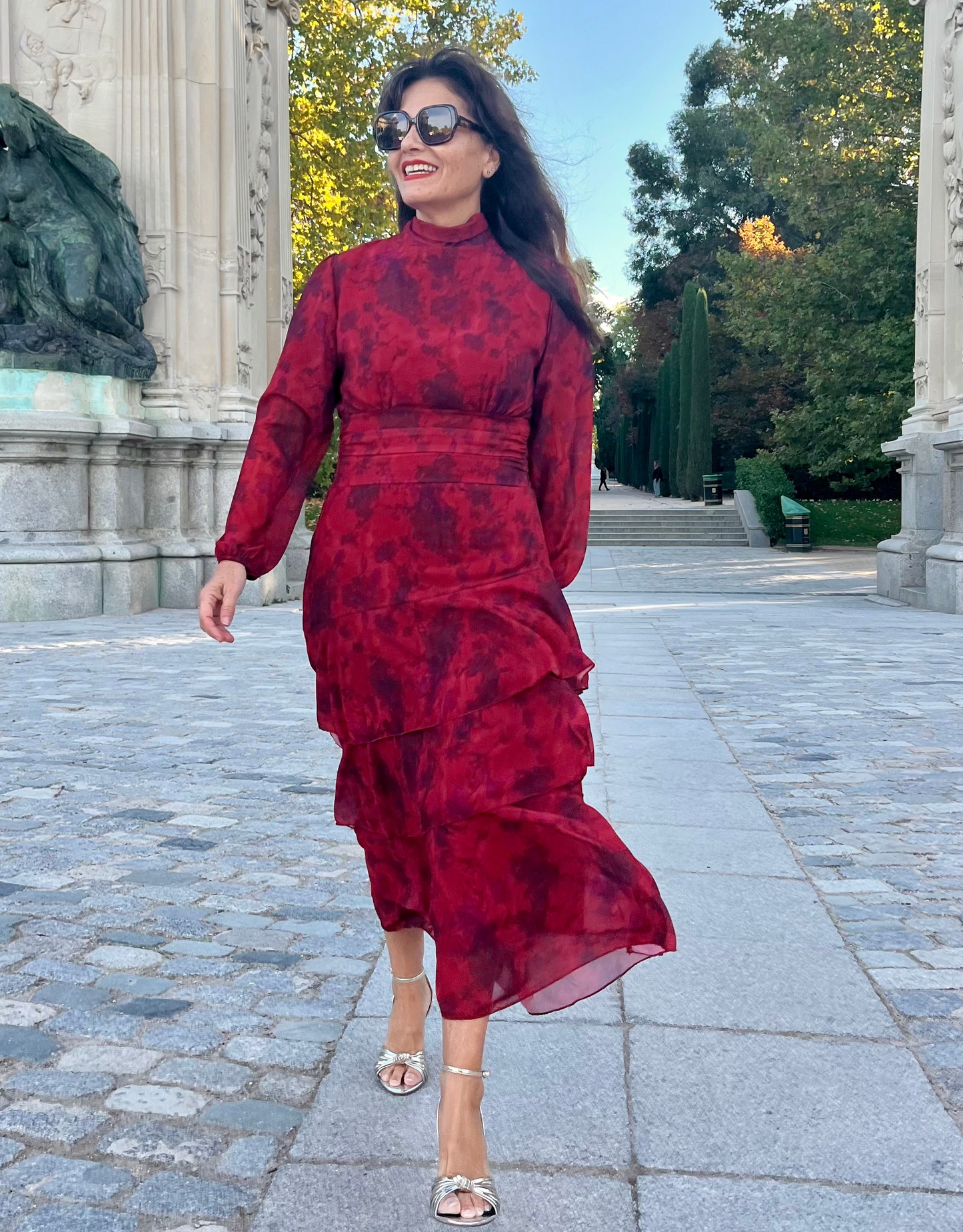 Vestido fluido con volantes y cintura ajustable