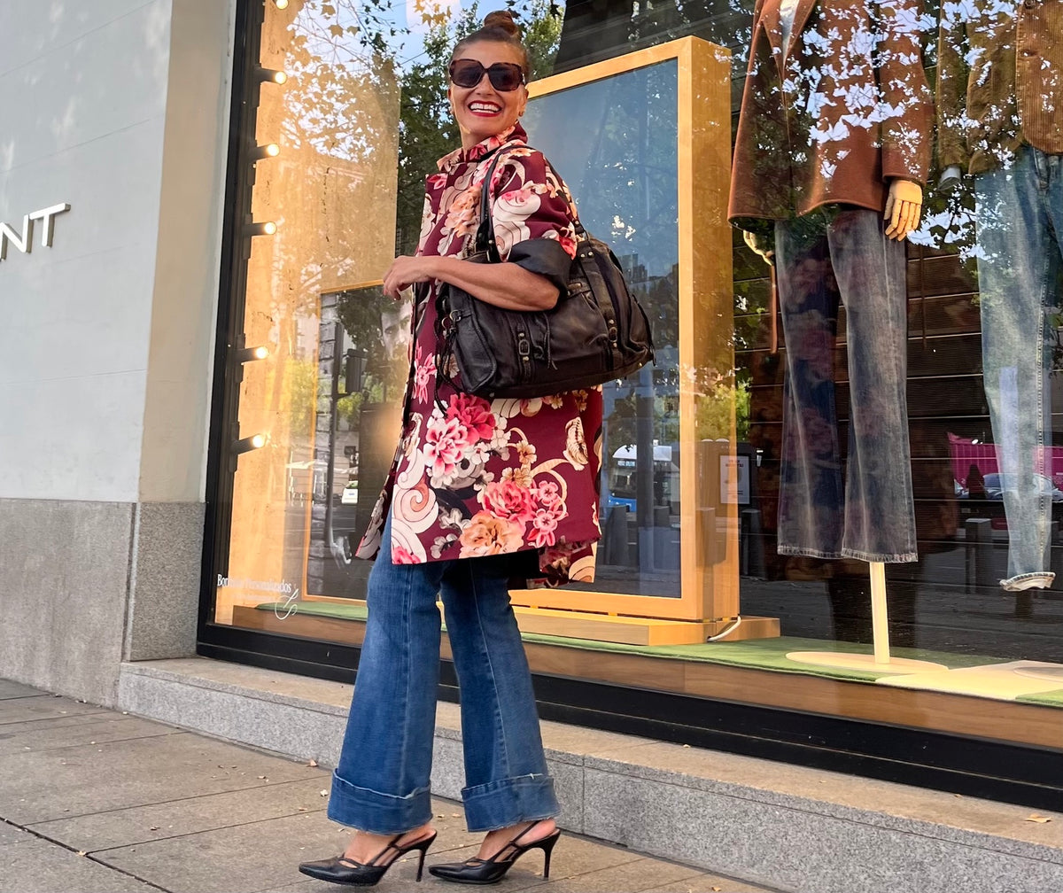 La Canaria: abrigo burdeos con estampado floral rosa, crema y coral