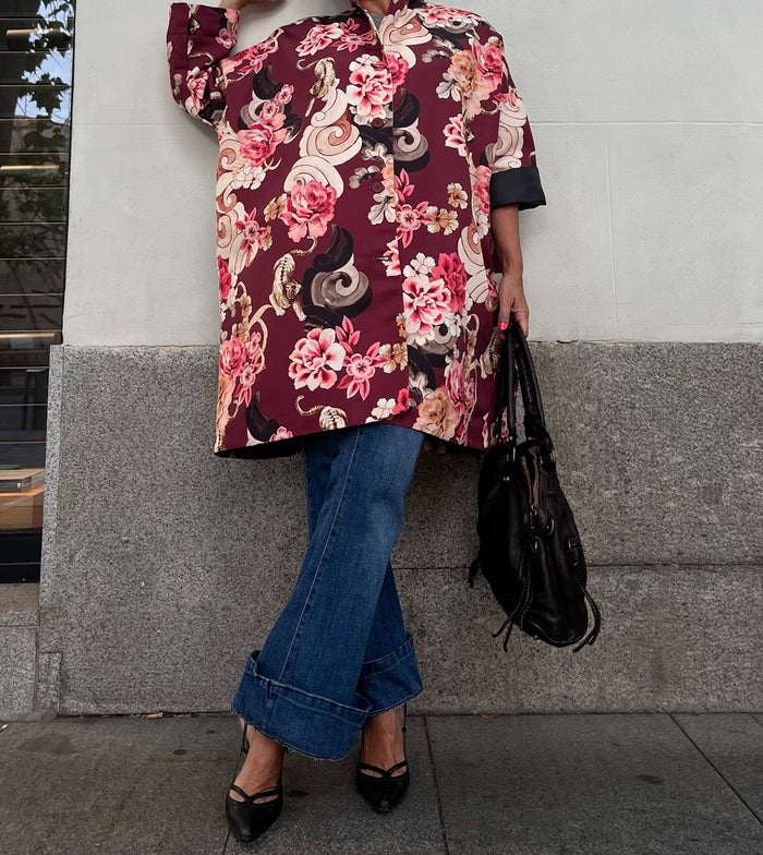 Abrigo burdeos con estampado floral