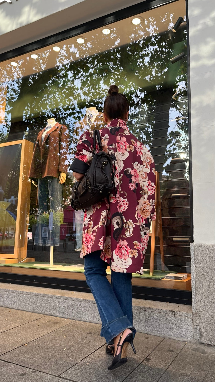 Abrigo burdeos con flores visto por detrás