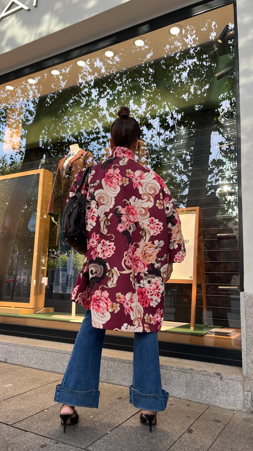 Abrigo burdeos con estampado floral, vista trasera original