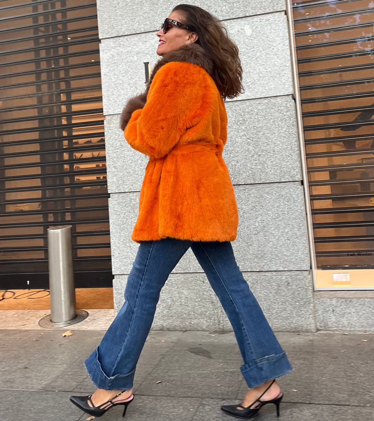 Abrigo naranja de peluche visto de espalda en un look de calle