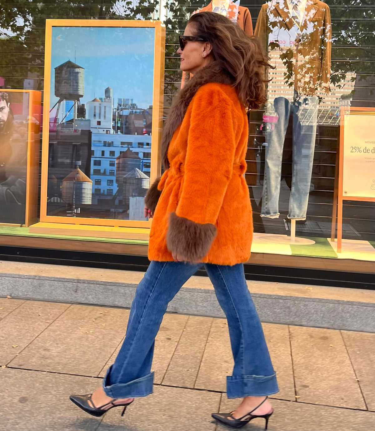 Abrigo naranja de peluche con cinturón en un look de calle