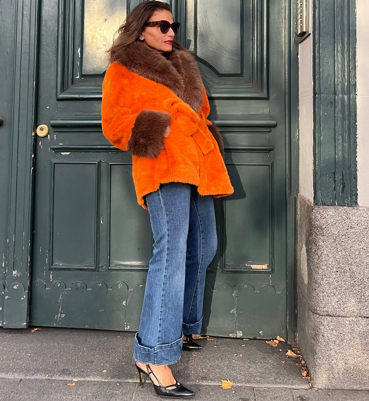 Abrigo naranja de peluche con cuello marrón, vista lateral