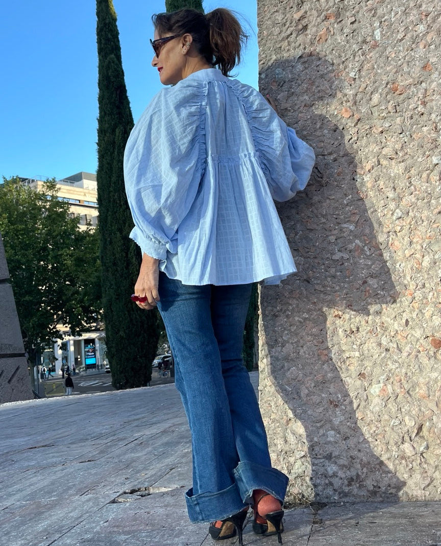Camisa algodón azul cielo de lado, espalda con frunces
