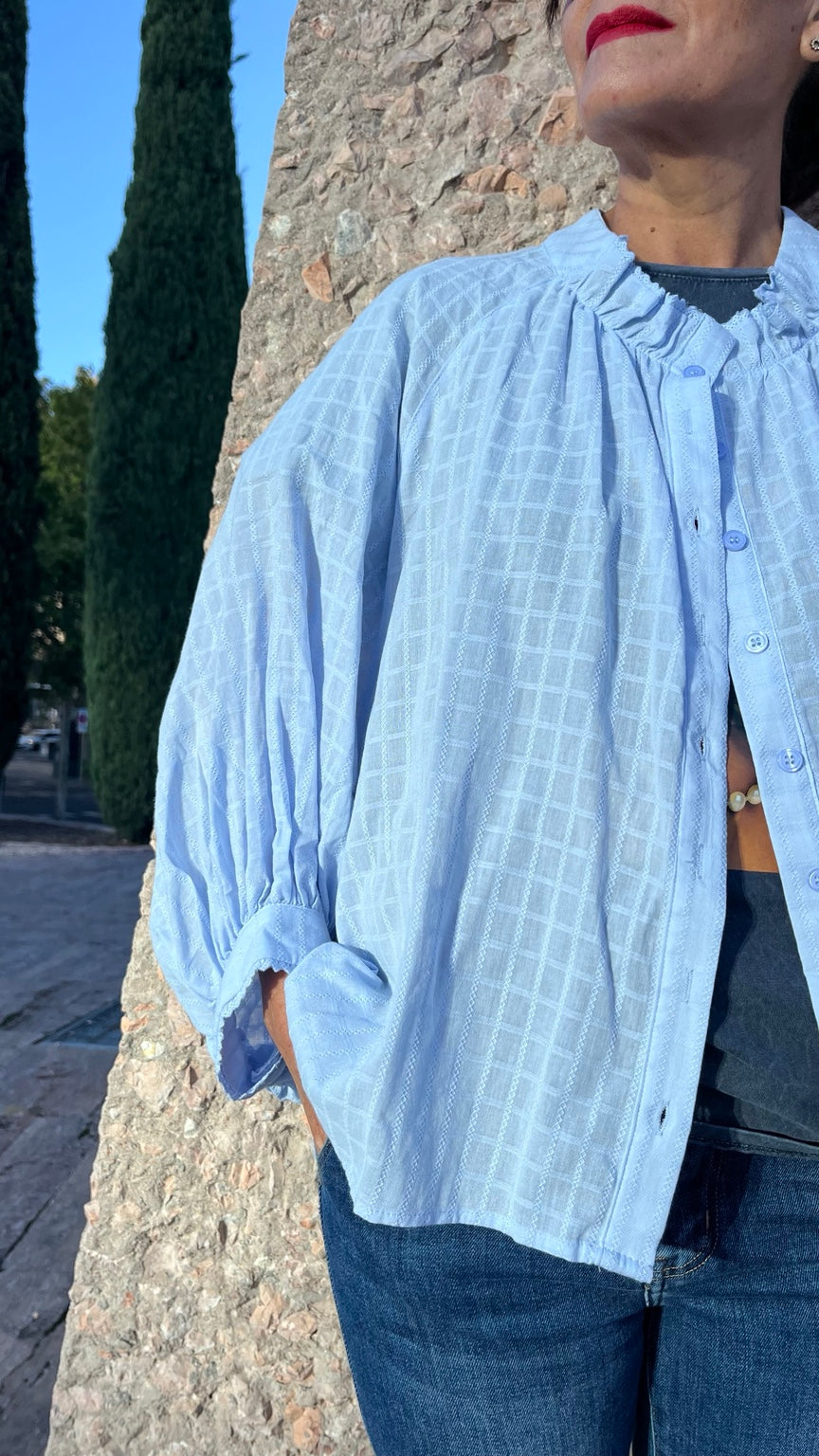 Camisa algodón azul cielo de cuadros bordados, vista frontal