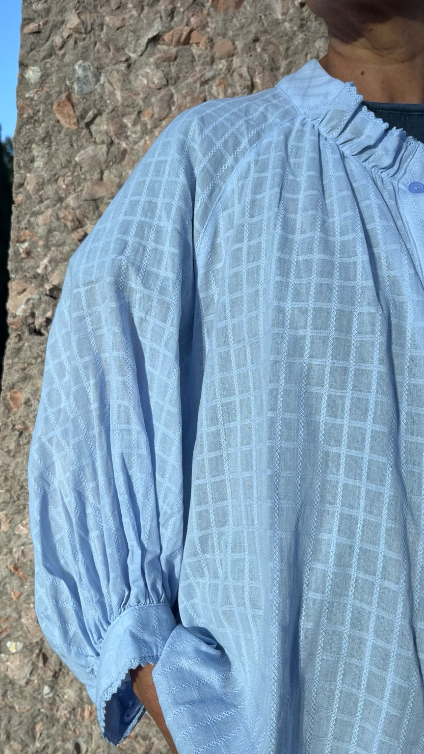 Manga amplia y puño con volante de camisa azul cielo