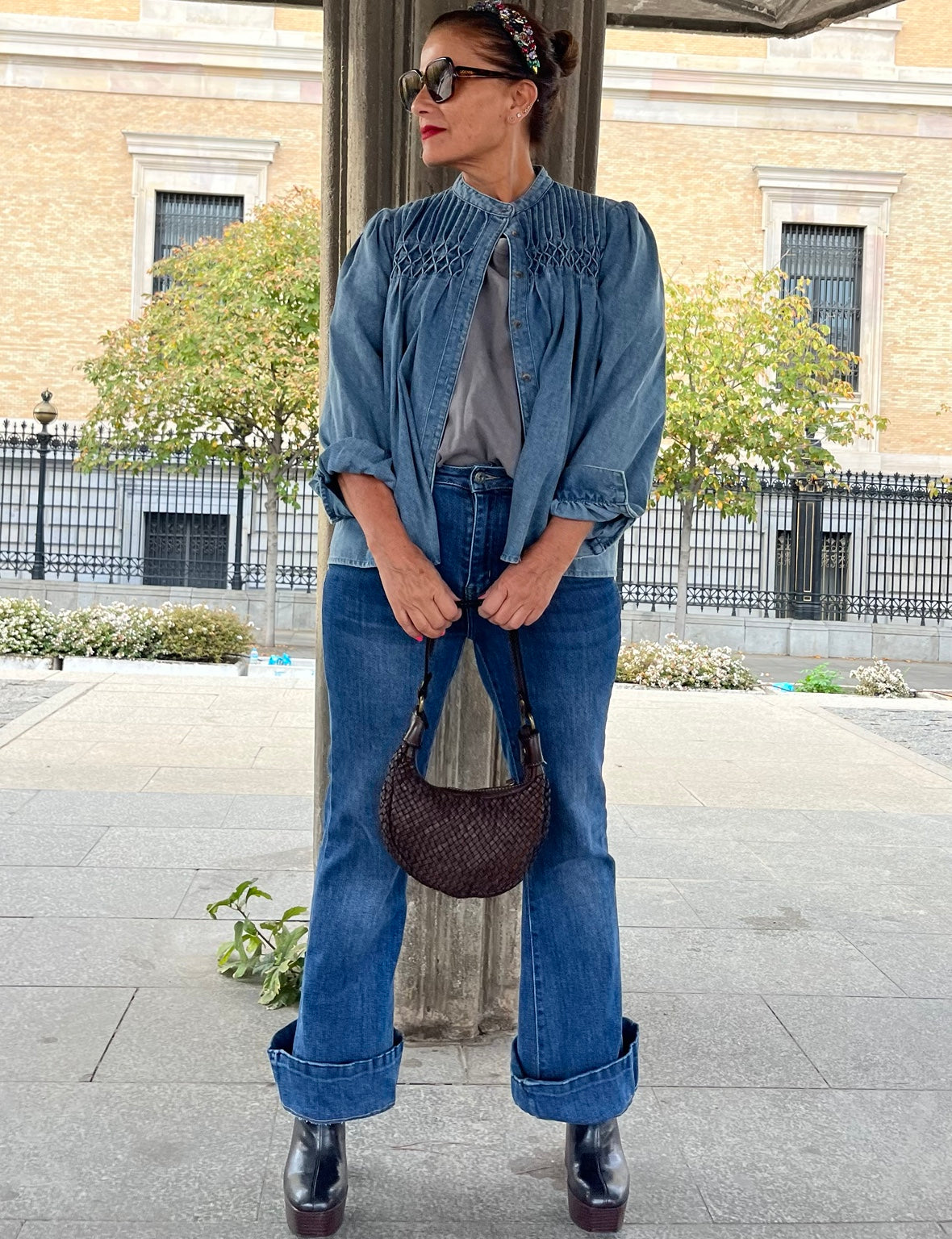 Bolso bandolera marrón trenzado en un look completo