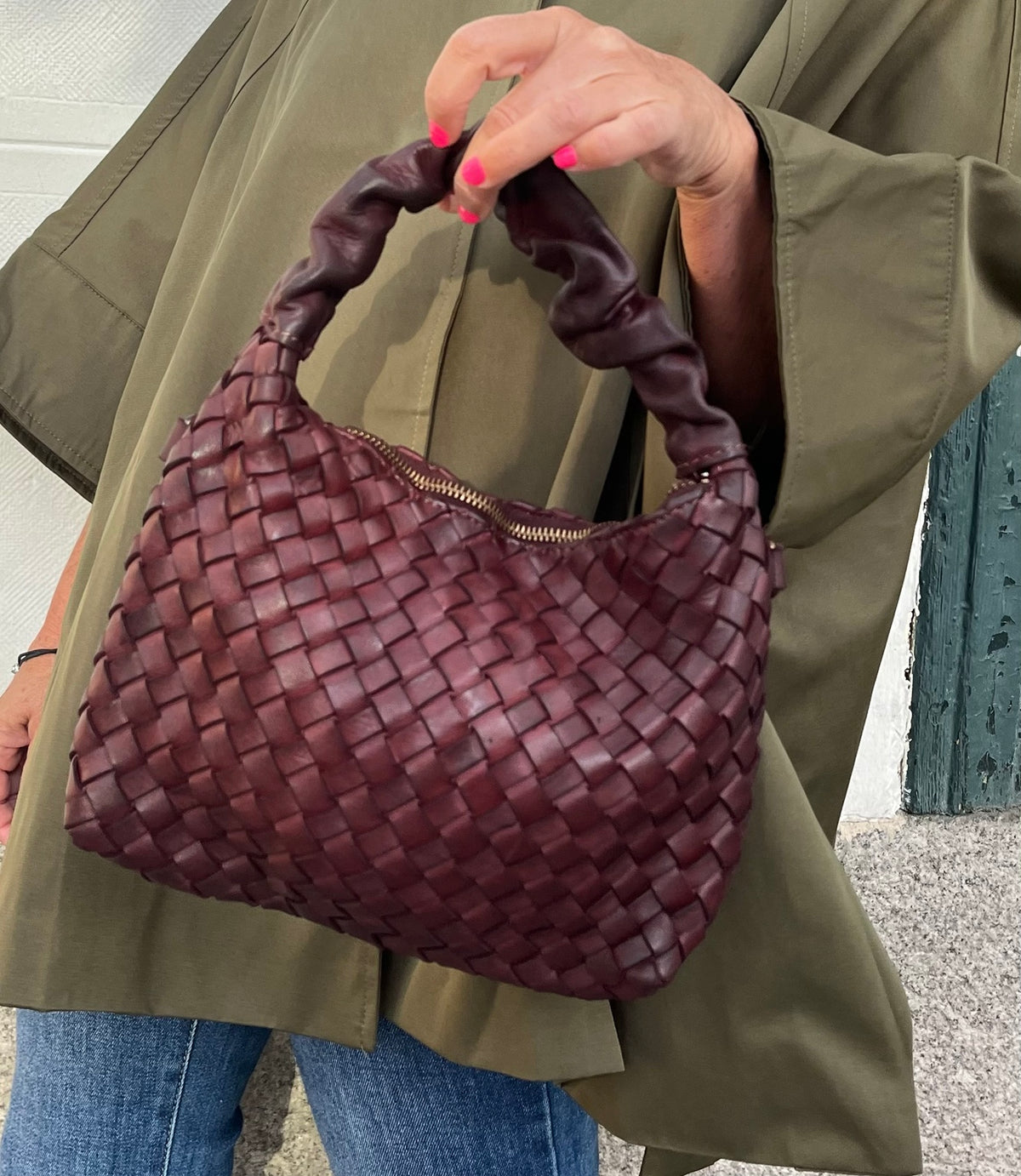 Bolso de piel trenzada burdeos, detalle frontal