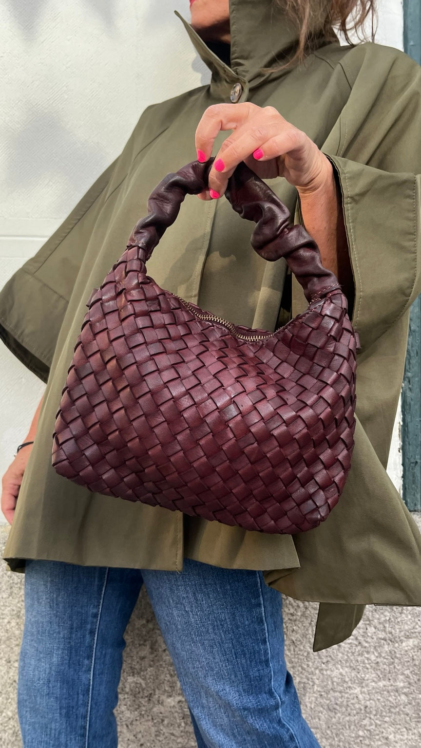 Bolso de piel trenzada burdeos visto de frente