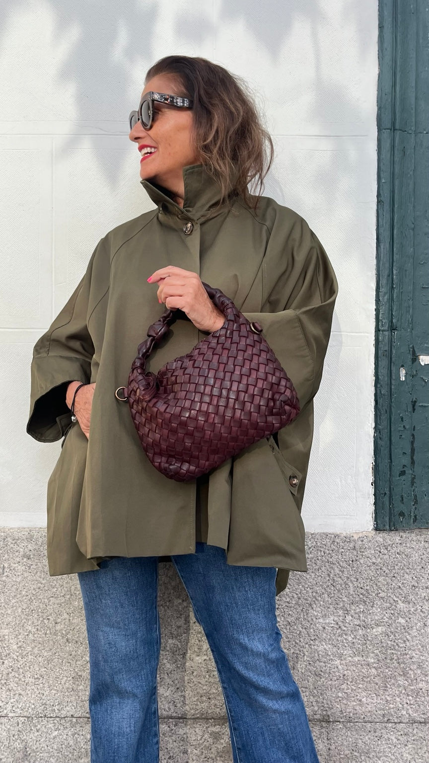 Bolso de piel trenzada burdeos con asa ajustable y extraíble