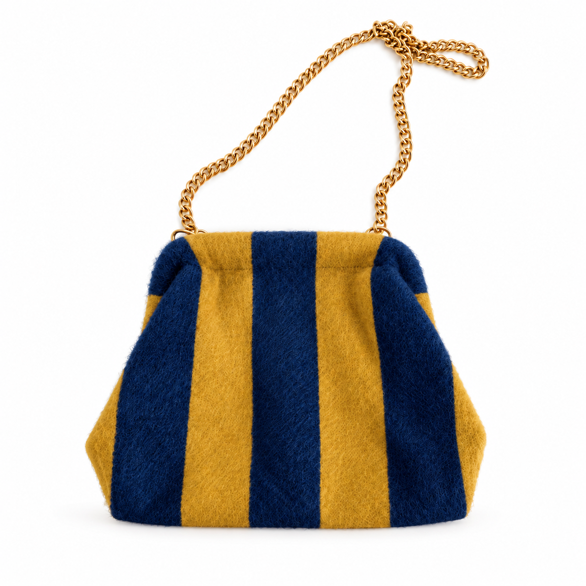 Bolso pouch de rayas azul y mostaza con cadena dorada sobre fondo blanco