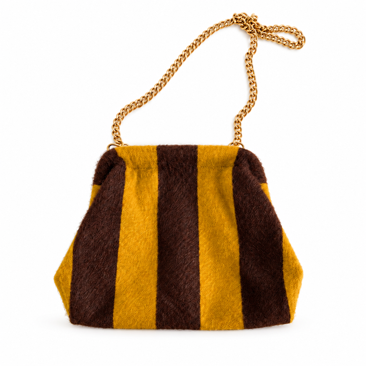 Bolso pouch de rayas marrón y mostaza con cadena dorada sobre fondo blanco