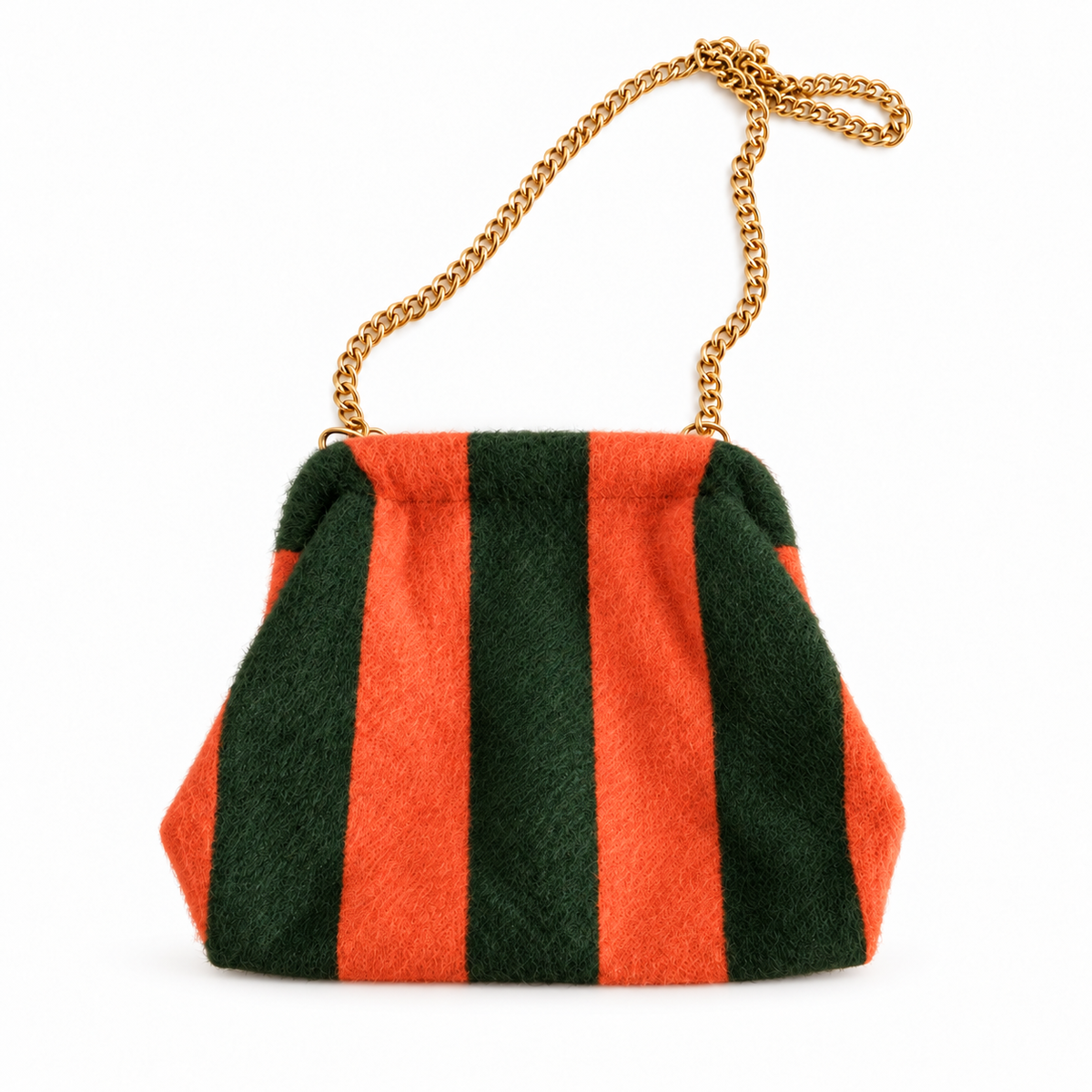 Bolso pouch de rayas verde y coral con cadena dorada sobre fondo blanco