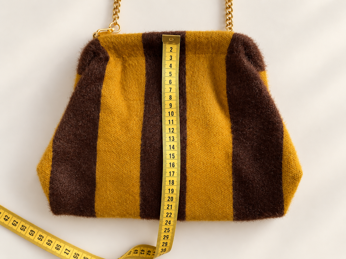 Medida aproximada del alto del bolso pouch de rayas marrón y mostaza