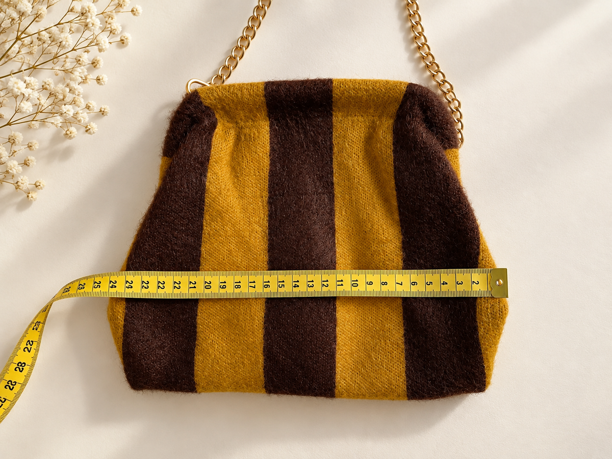 Medida aproximada del ancho del bolso pouch de rayas marrón y mostaza