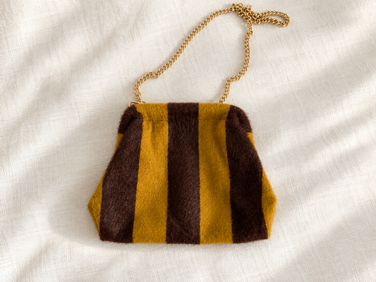 Bolso pouch de rayas marrón y mostaza con cadena dorada extraíble