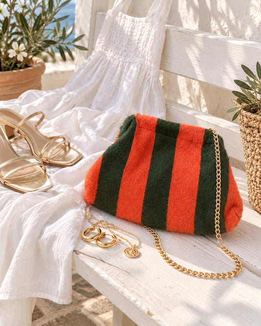 Bolso pouch de rayas verde y coral con cadena dorada extraíble