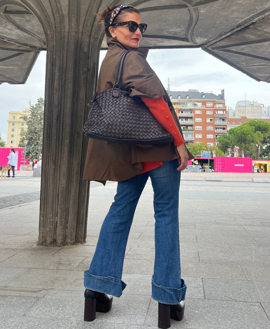 Bolso trenzado marrón chocolate La Canaria look de espalda