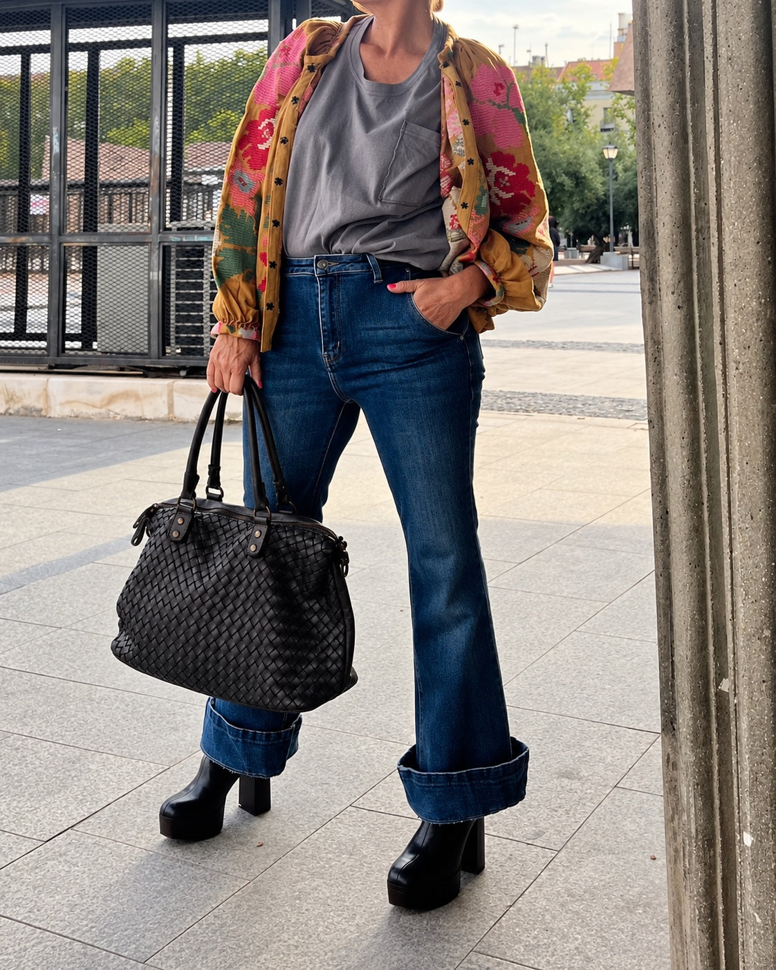Bolso de piel negro La Canaria - look con chaqueta bordada