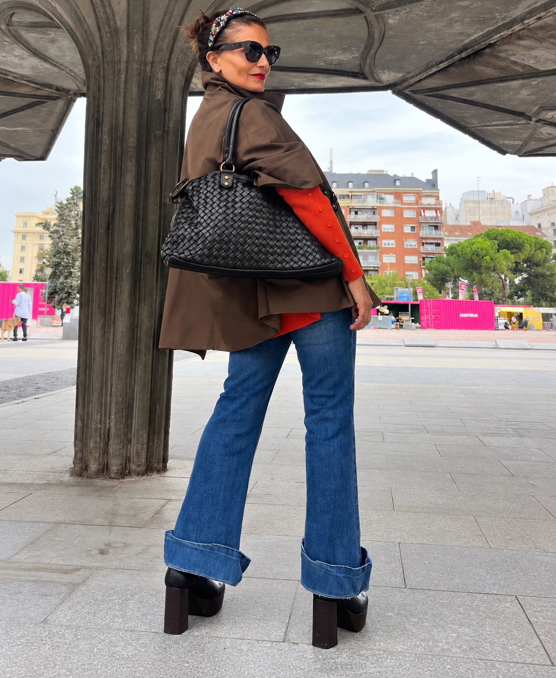Bolso trenzado negro La Canaria al hombro