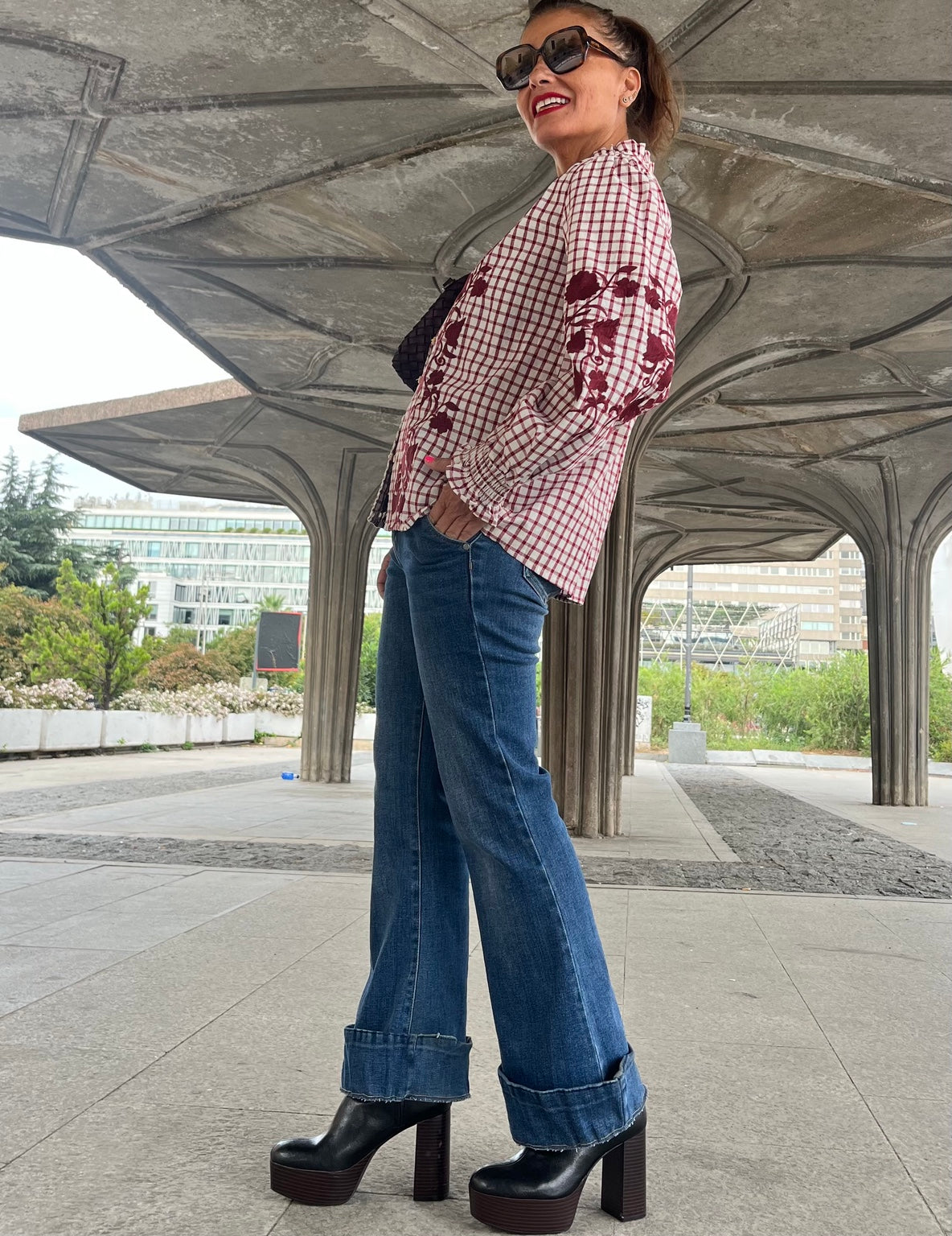 Camisa de algodón de cuadros con bordado burdeos - look completo