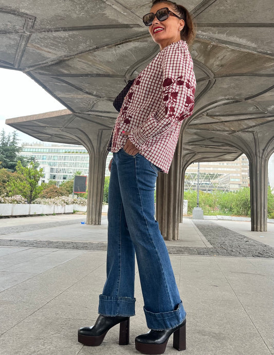 Camisa de algodón de cuadros con bordado burdeos - look completo