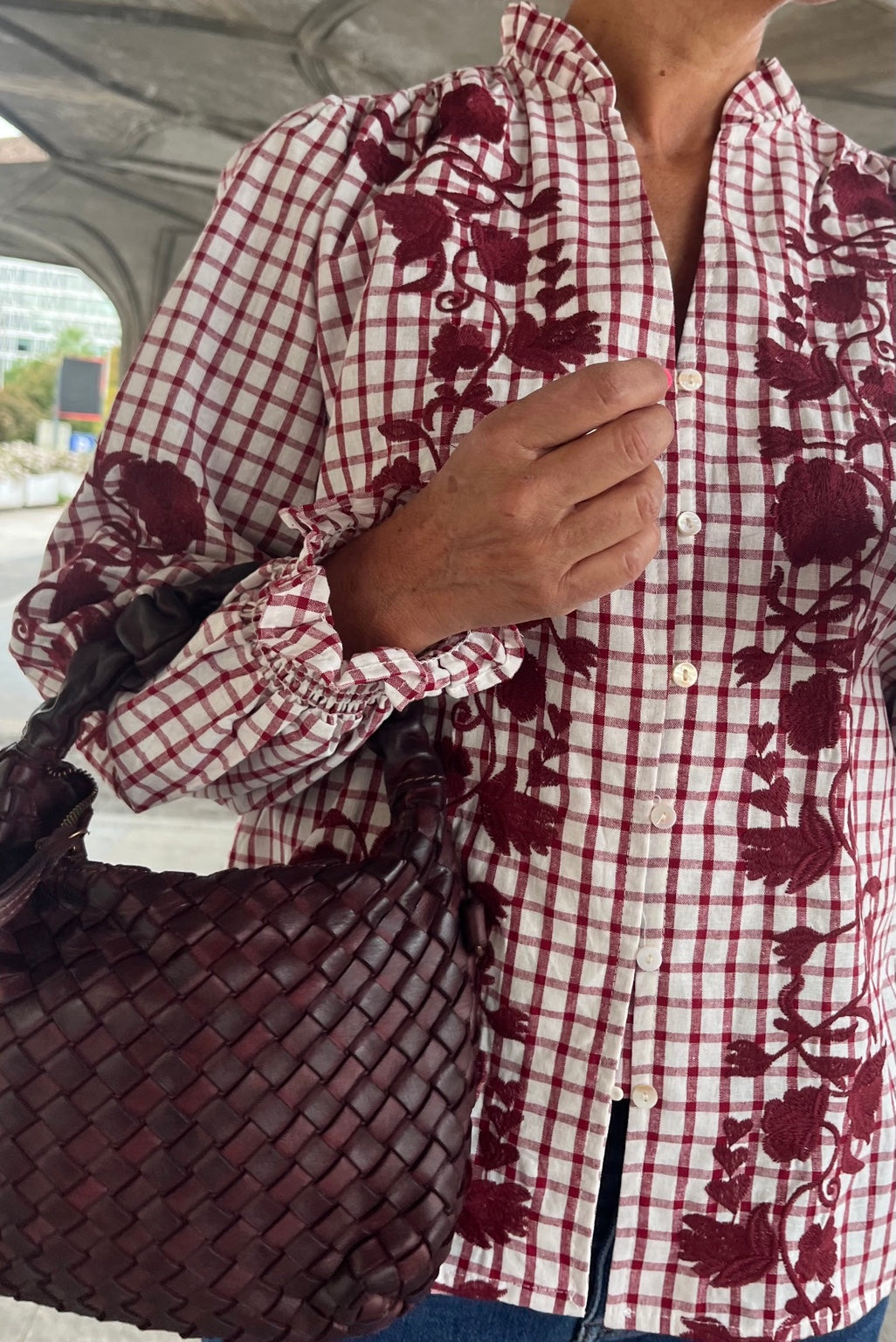 Detalle frontal camisa algodón cuadros bordado burdeos con bolso