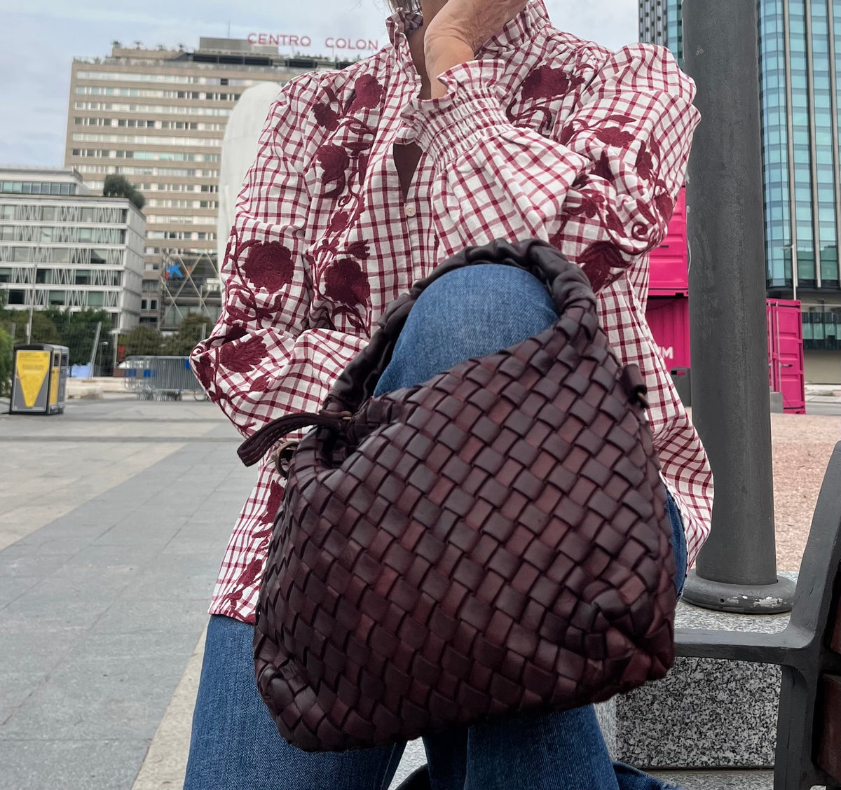 Camisa de algodón de cuadros burdeos combinada con bolso trenzado
