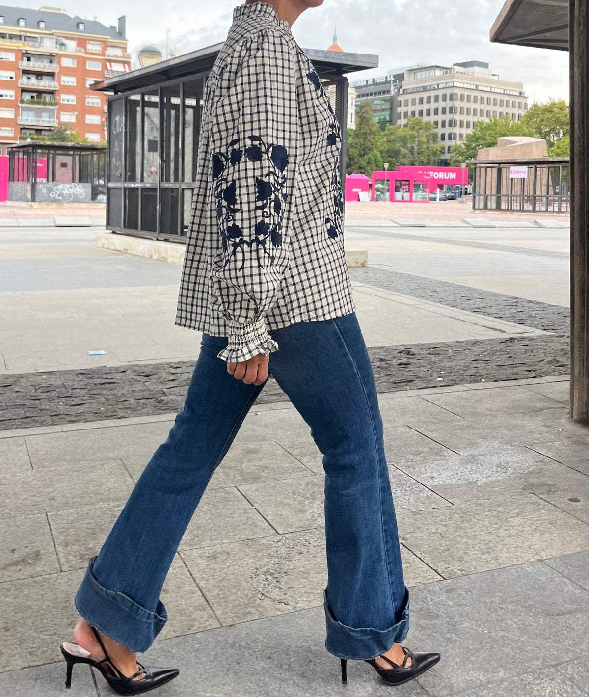 Camisa de algodón de cuadros con bordado azul marino - look lateral
