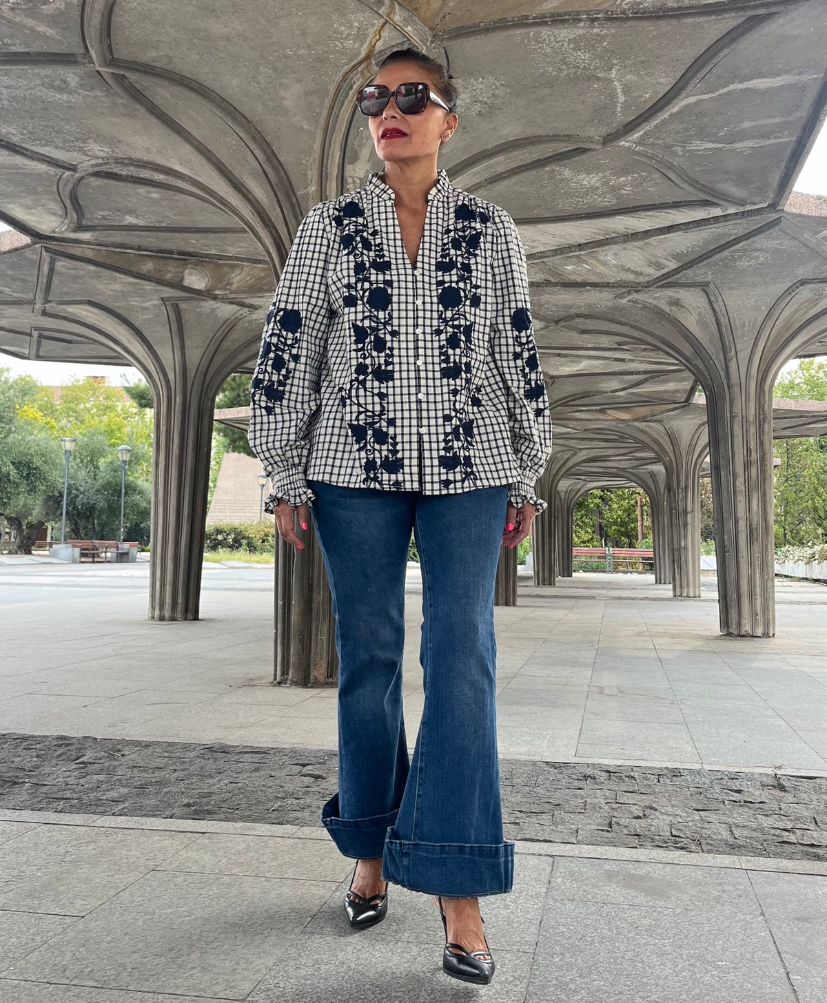 Camisa de algodón de cuadros con bordado azul marino - look completo