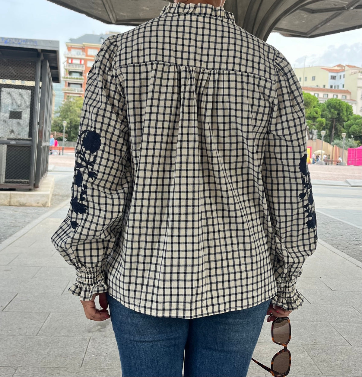 Vista posterior de camisa de algodón cuadros con bordado azul marino