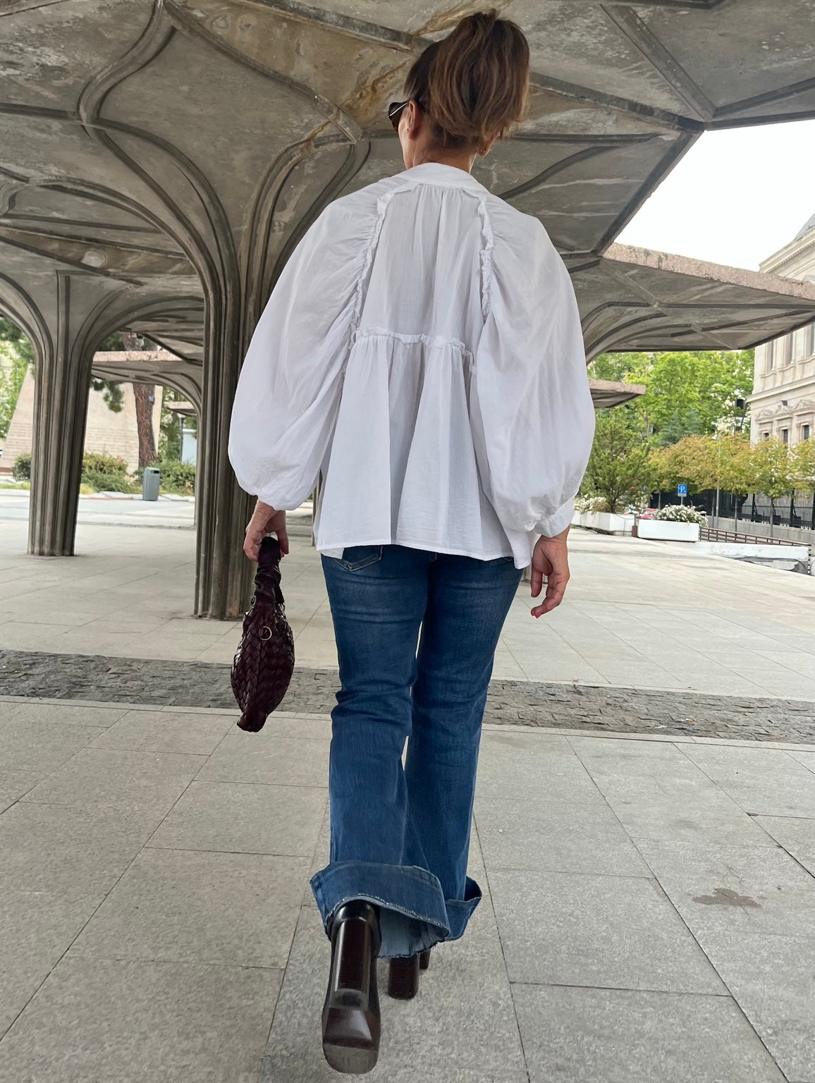 Camisa blanca de algodón talla única, vista de espalda en look con vaquero