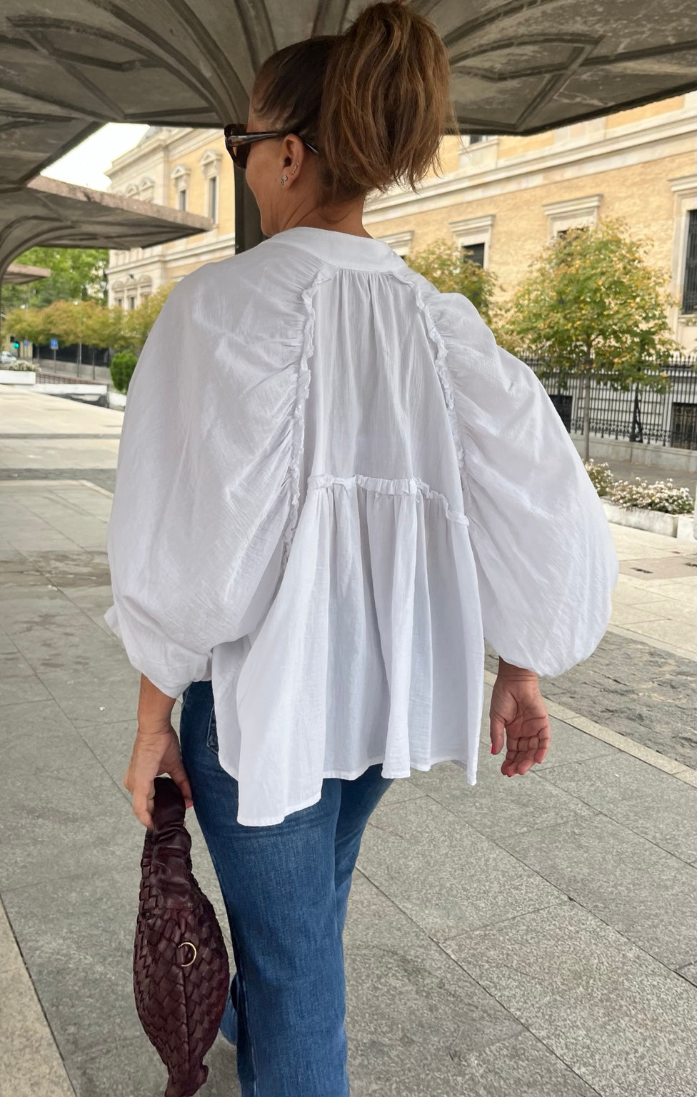 Camisa blanca de algodón talla única, espalda con frunces y volumen