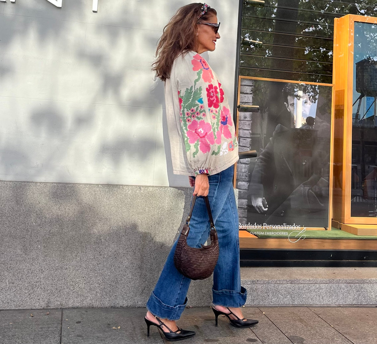 Detalle frontal del bordado floral de la camisa chaqueta