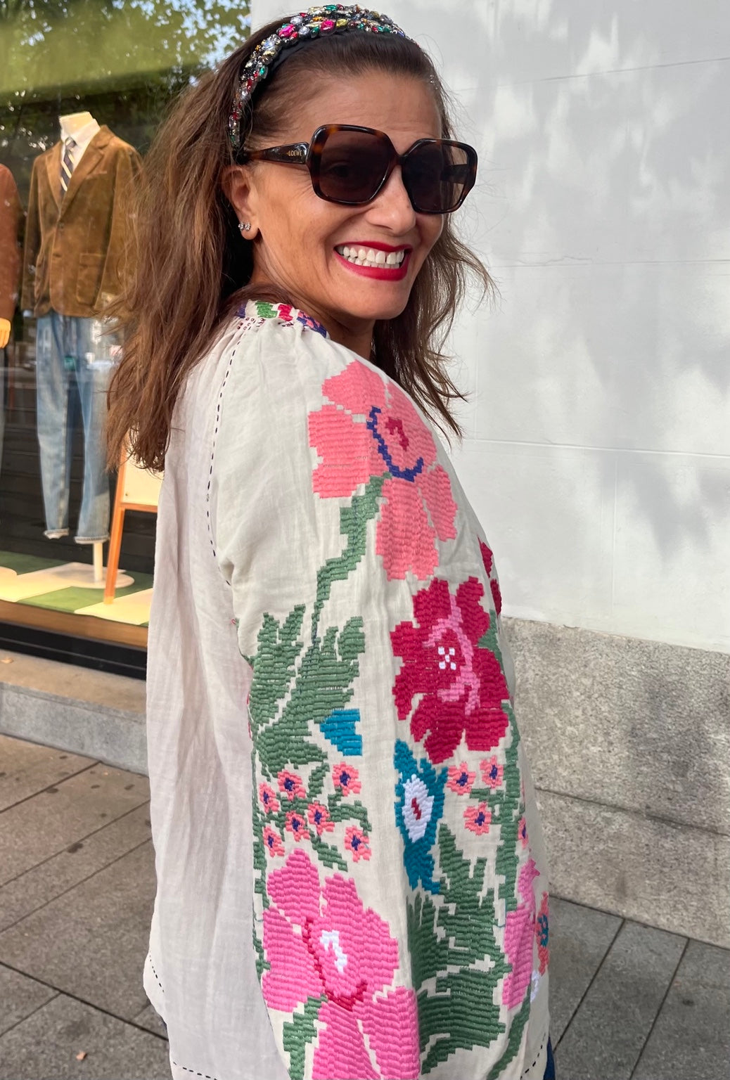 Camisa chaqueta de algodón 100% bordada a mano, detalle lateral del bordado floral