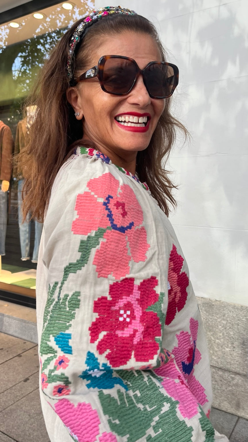 Camisa chaqueta de algodón bordada a mano, vista de perfil