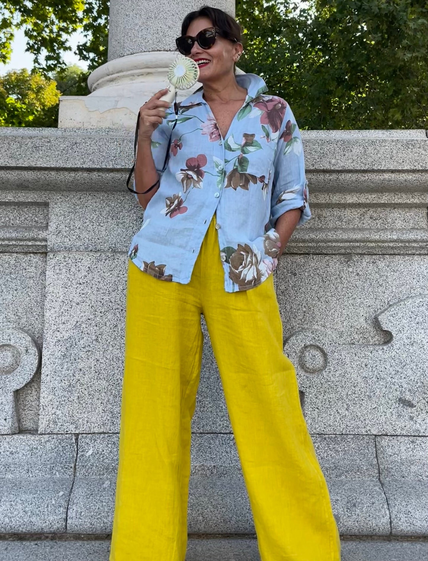 Look feminino com camisa floral e calças compridas amarelas de linho da La Canaria