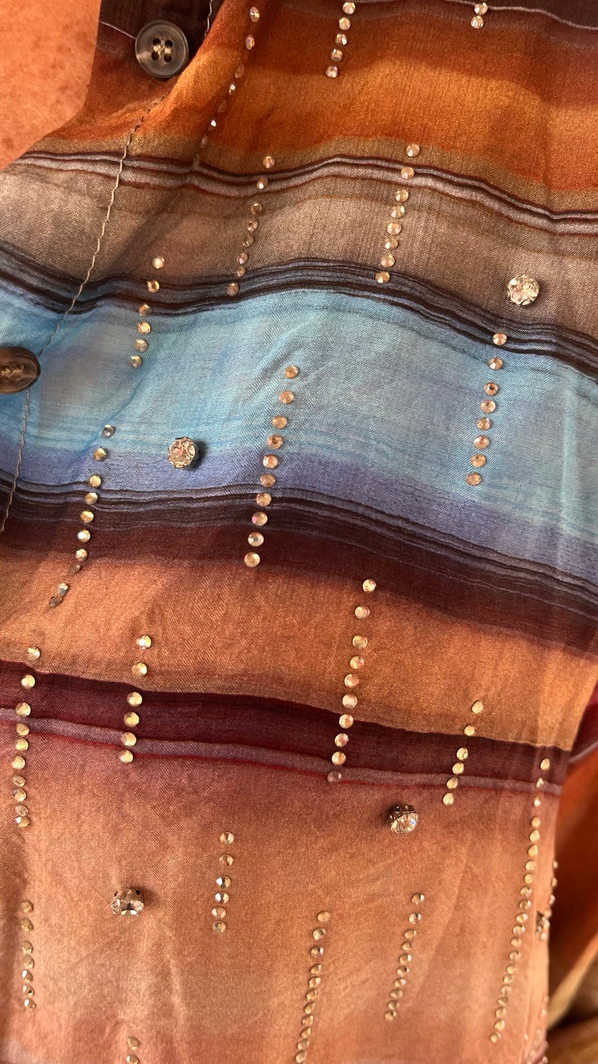 Primer plano de las aplicaciones brillantes sobre tejido multicolor