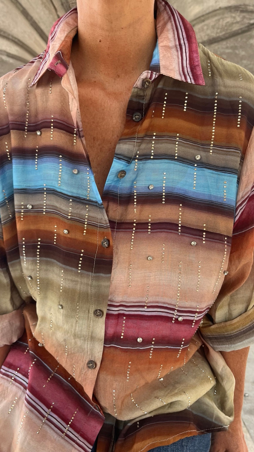 Detalle de cuello y delantero de camisa multicolor con brillos